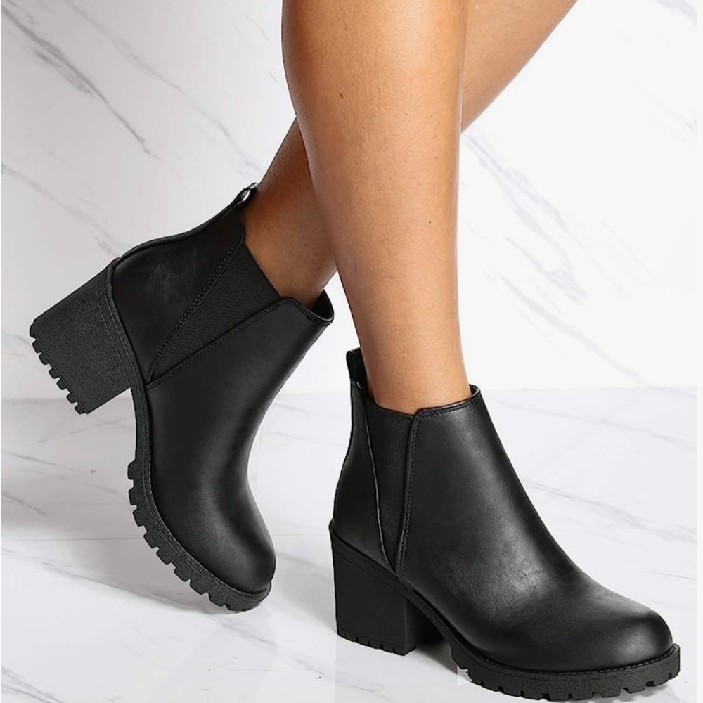 NWOT Soda Black Boots Chunky Heel Ankle Slip On Faux Leather 10